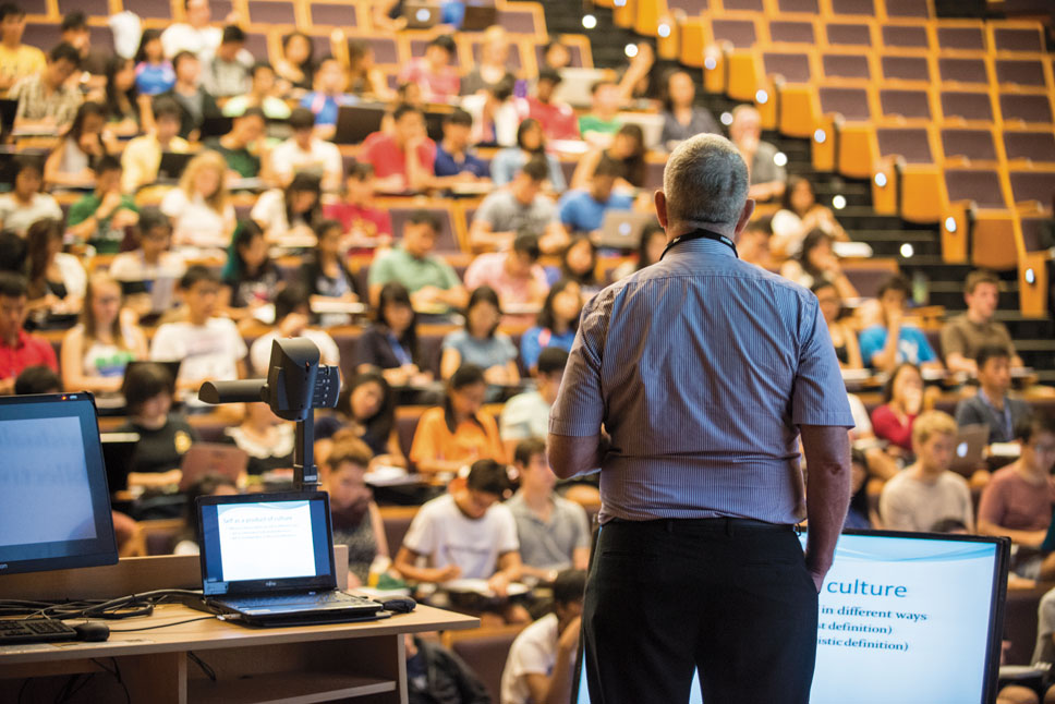 Give lectures. Лекция в аудитории. Аудитория в университете. Лектор в аудитории. Преподаватель в аудитории.