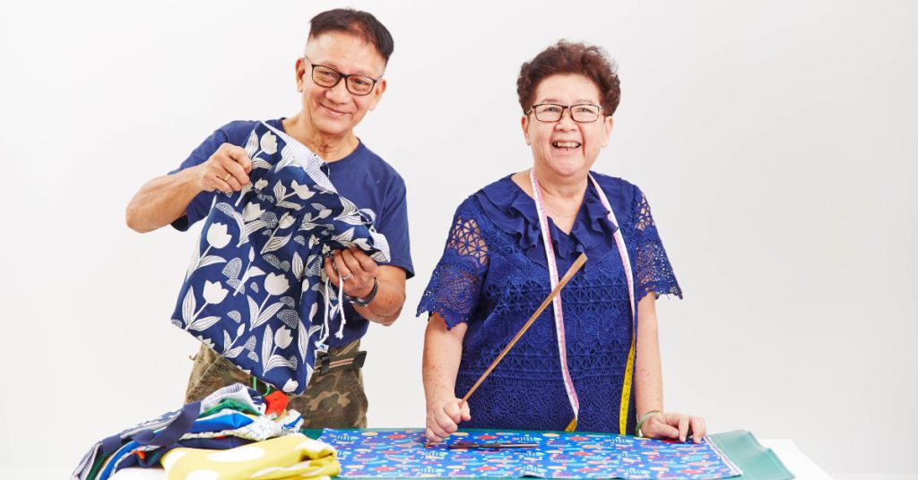 Bu M'sian, birlikte el yapımı bir çanta markası başlatmak için 67 yaşındaki annesini emeklilikten çıkardı.