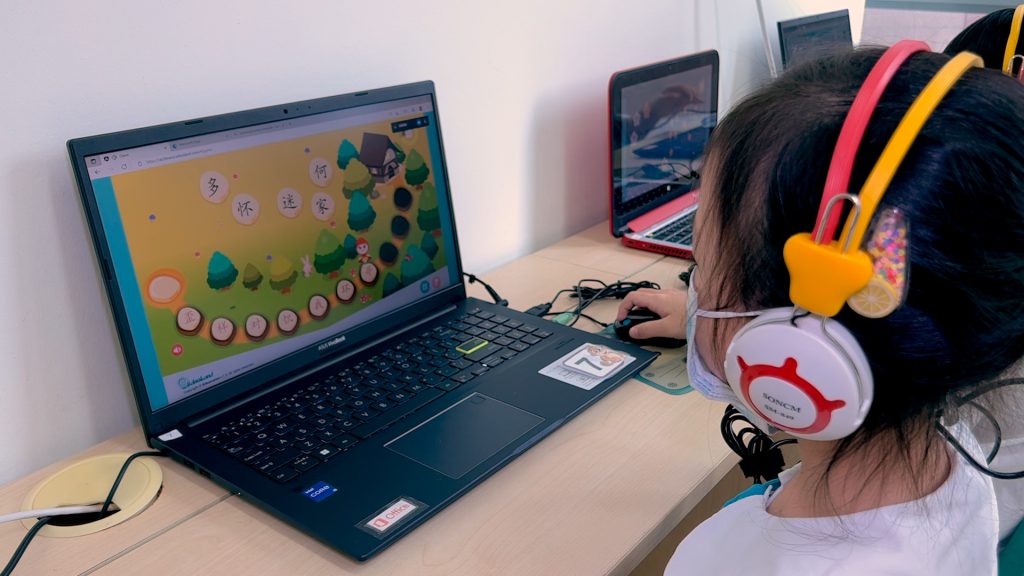 Preschool children learning with Ednovation AI Chinese Program
