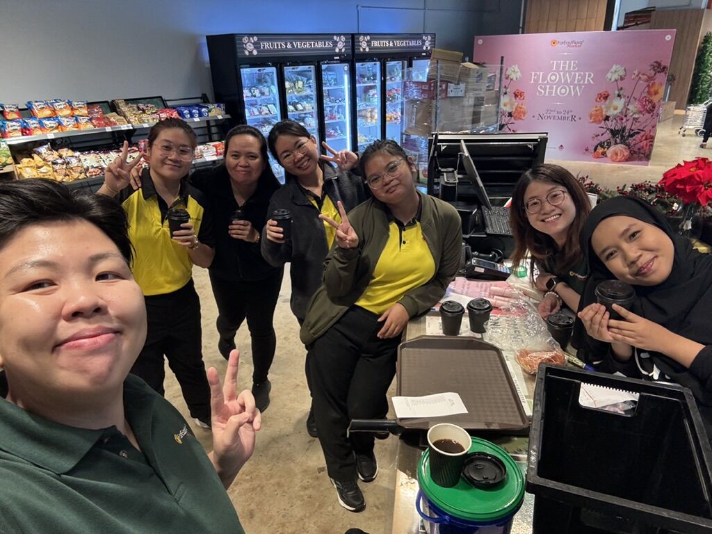 Shayner Chioh together with Far East Flora colleagues.